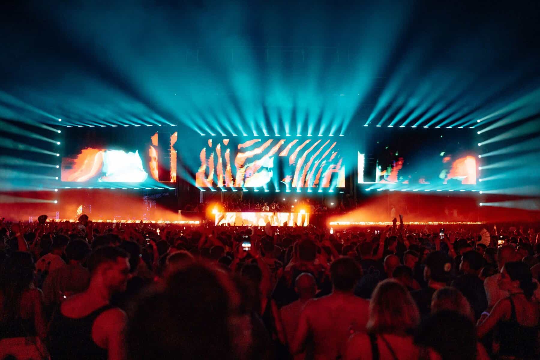 Filenames: panorama-festival-concert-luci-led-italia.jpg.