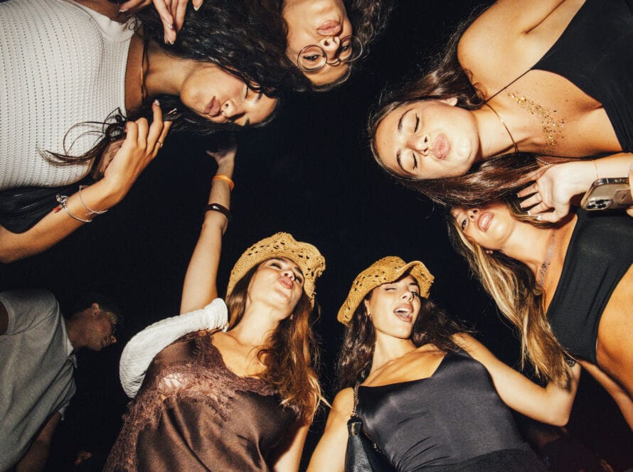 Rilassamento musicale festival panorama, musica dal vivo, atmosfera festiva, divertimento in compagnia, eventi culturali cena, spettacolo, arte e musica, Milano, moda e musica, festa notturna, LC ID: 101264052.