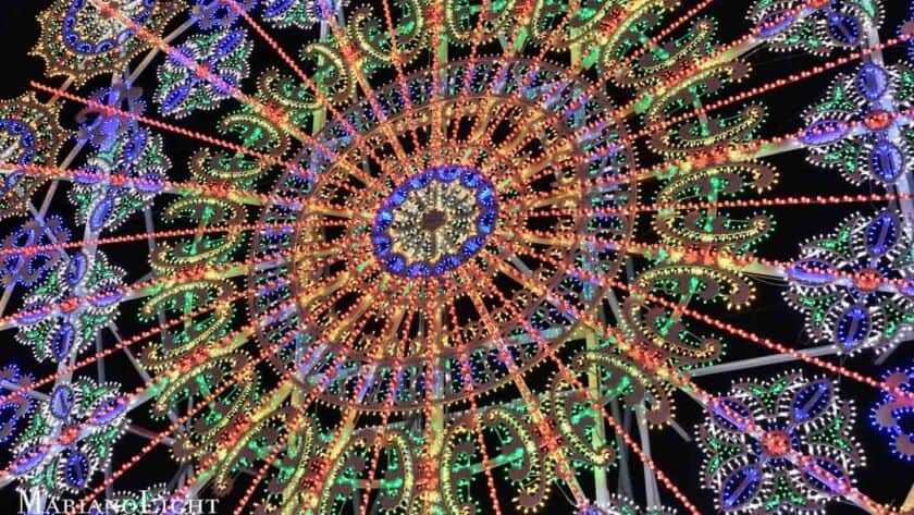 Fili di luci colorate, decorazioni luminose e installazioni creative per il Festival Panorama a Milano.