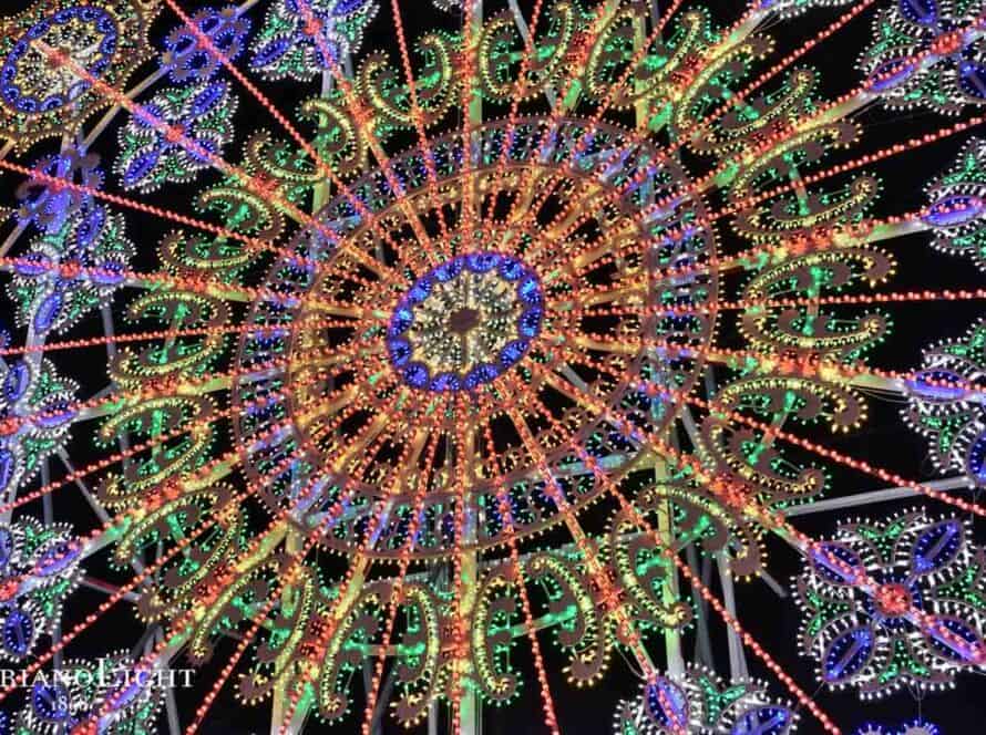 Fili di luci colorate, decorazioni luminose e installazioni creative per il Festival Panorama a Milano.