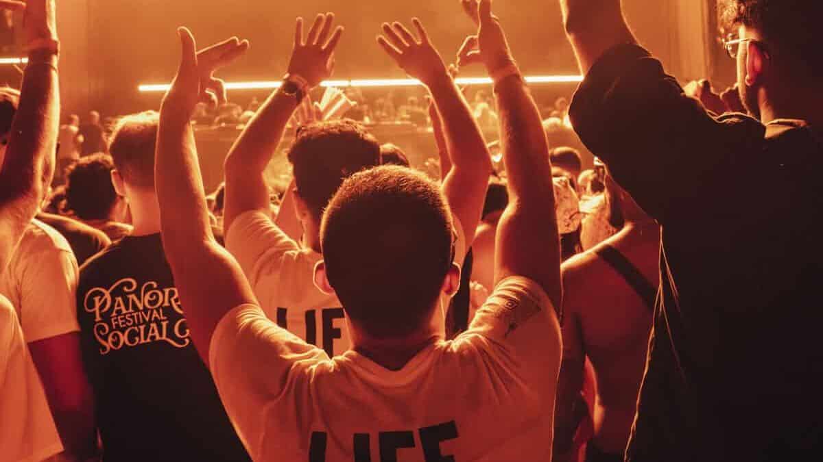 Panorama festival, scena musicale, pubblico che si diverte, musica dal vivo, evento estivo, emozioni, festa musicale, Milano, concerti estivi, cultura musicale.