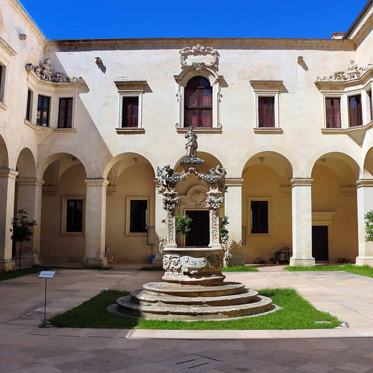 Fontana antica nel cortile di un palazzo storico pugliese.