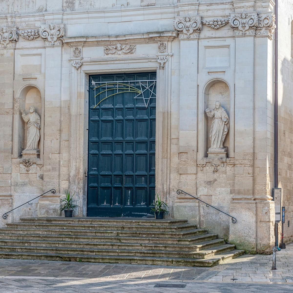 Portale storico con sculture e dettagli architettonici in pietra.