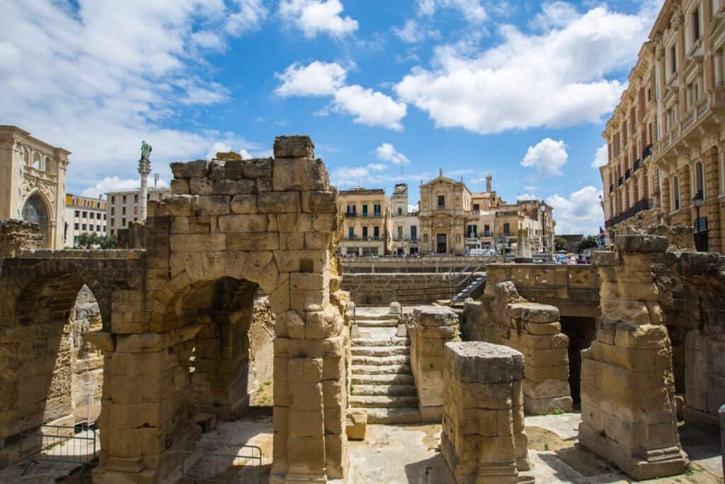 Rovine antiche di Lecce, patrimonio storico e culturale della Puglia, con architettura romana e baro.