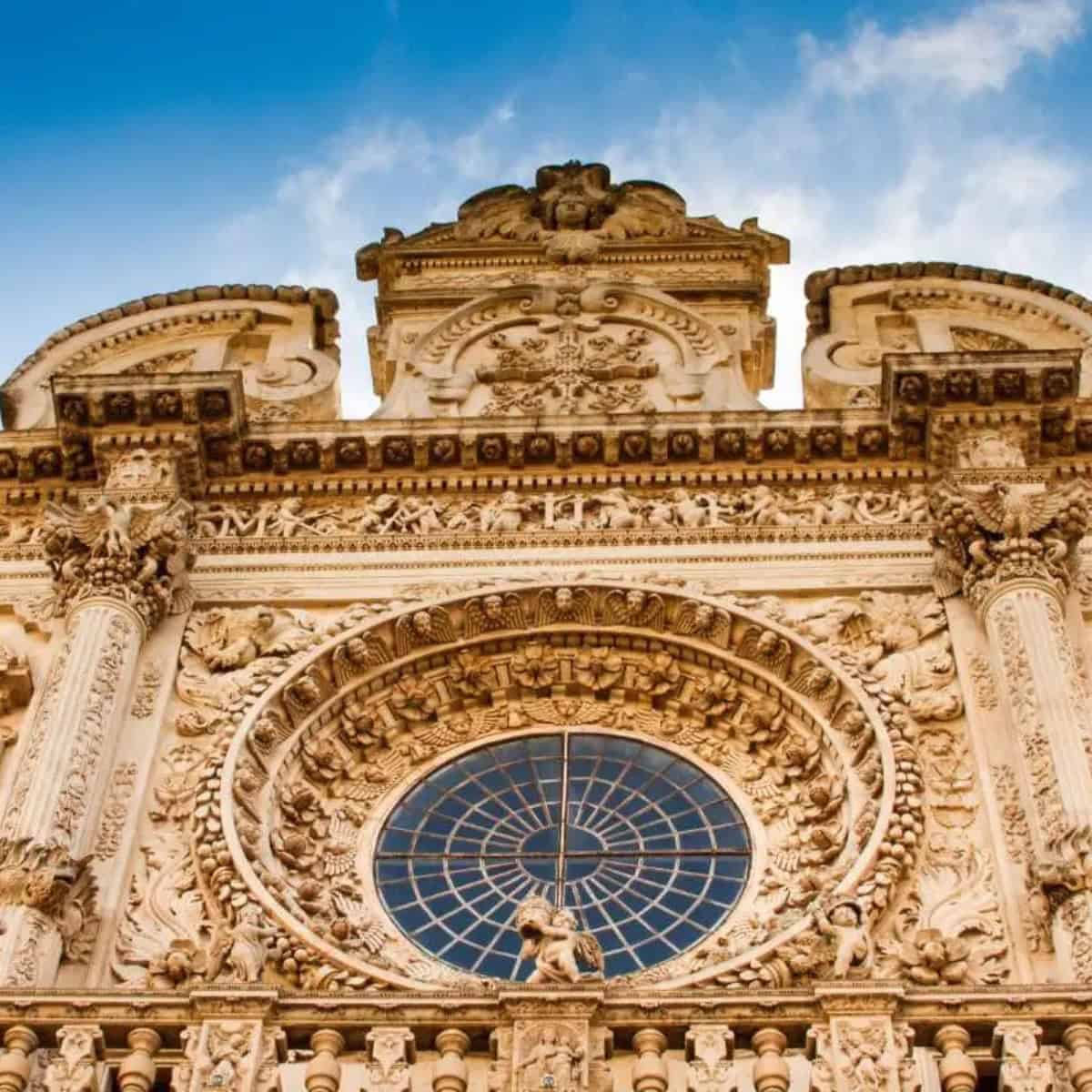 Palazzo storico con dettagli barocchi e decorazioni elaborate.