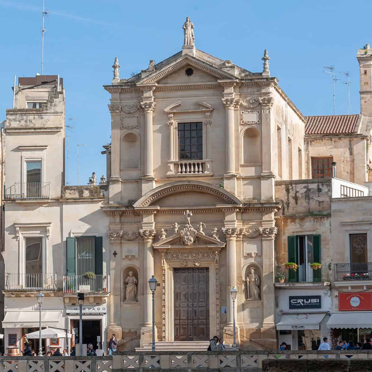 Chiesa barocca storica nel centro di Lecce, esempio di architettura pugliese.