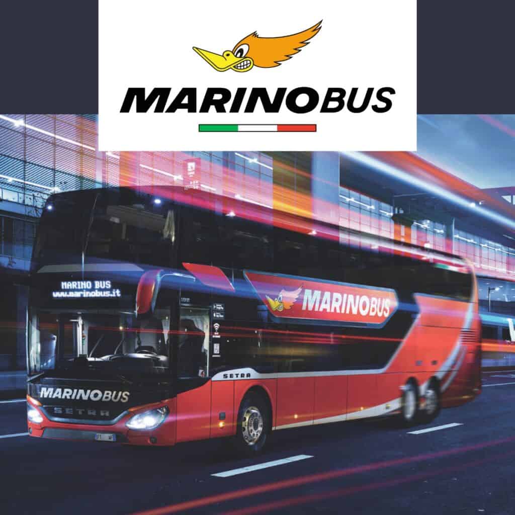 Autobus MarinoBus moderno in movimento in città, promuovendo soluzioni di mobilità ecologica e effic.