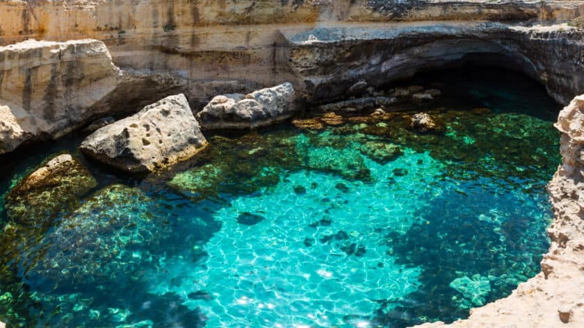 Acqua cristallina e scogli sulla costa di Puglia.