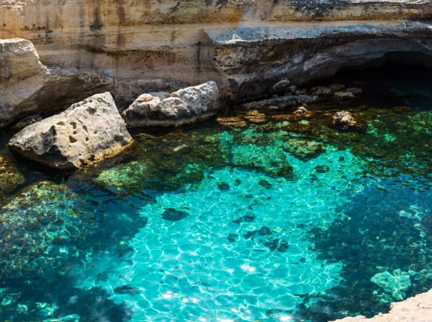Acqua cristallina e scogli sulla costa di Puglia.