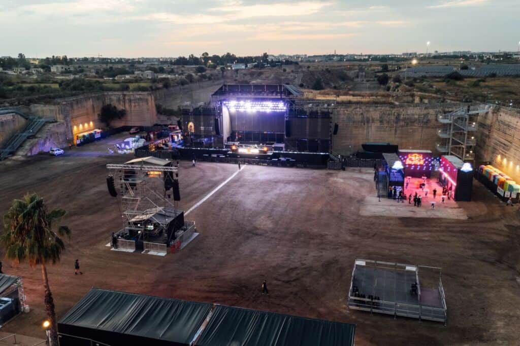 Area del festival con palco, luci e spazi per eventi all'aperto a Lecce.