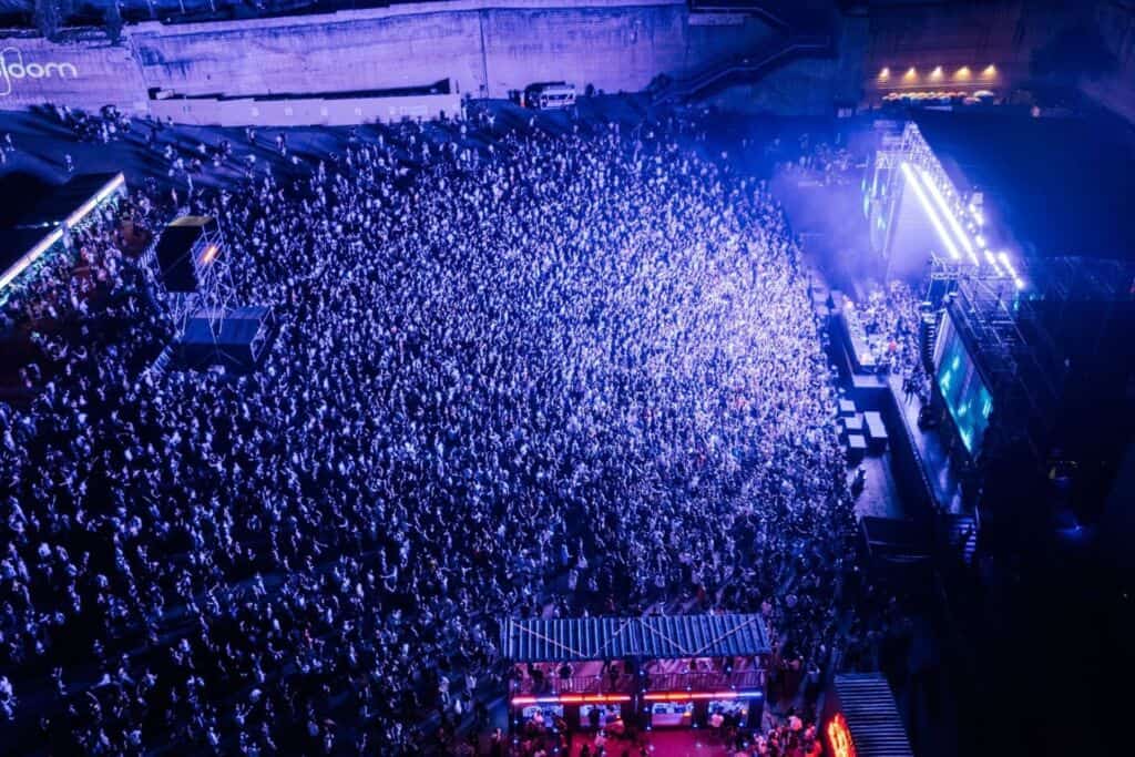 Grande pubblico al Festival Panorama a Lecce con luci e musica dal vivo.