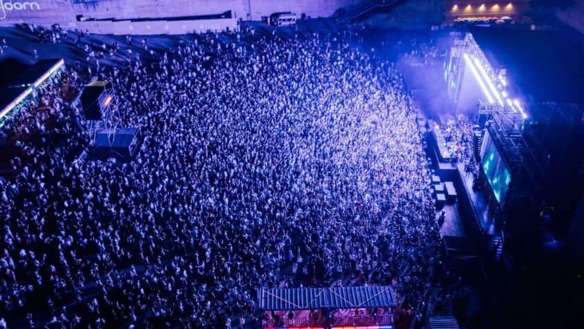 Grande pubblico al Festival Panorama a Lecce con luci e musica dal vivo.