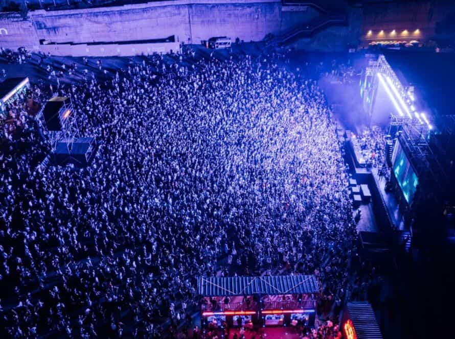 Grande pubblico al Festival Panorama a Lecce con luci e musica dal vivo.