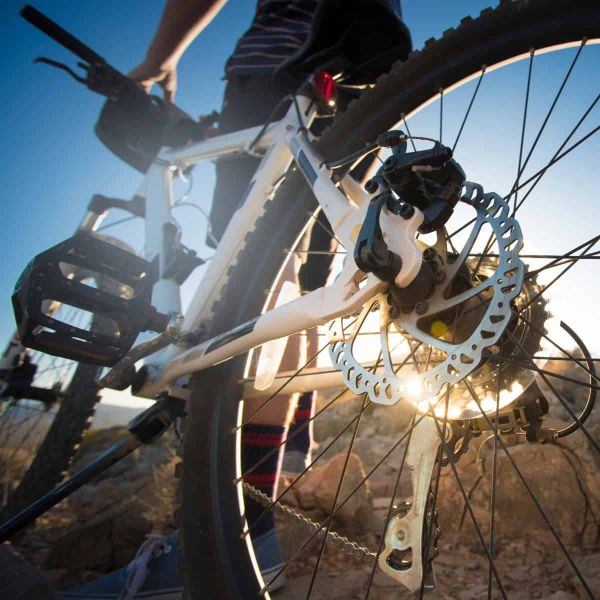 Bicicletta da montagna in un paesaggio naturale al tramonto.
