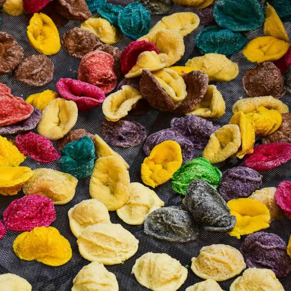 Fregola colorata, pasta tradizionale italiana, in mostra a Panorama Festival.